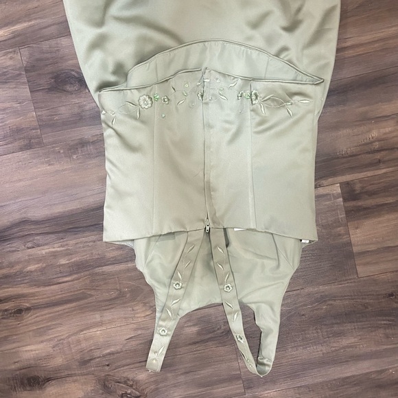 Vintage Floral Embroidered Women's Fancy Dress in Light Green - Picture 7 of 11